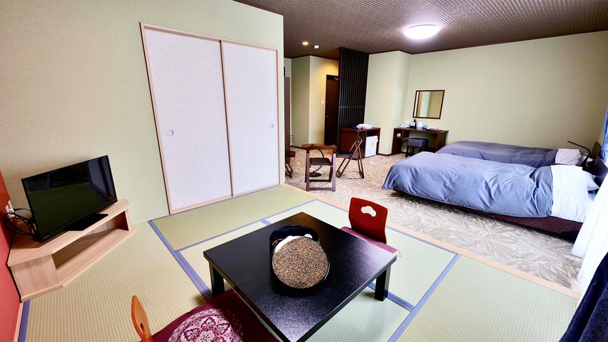 ・【和洋室】畳の質感や香りを楽しみつつベッドで寛ぐこともできるお部屋です。