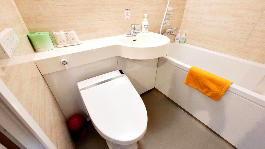・【トイレ】温水洗浄機付トイレをご利用ください。