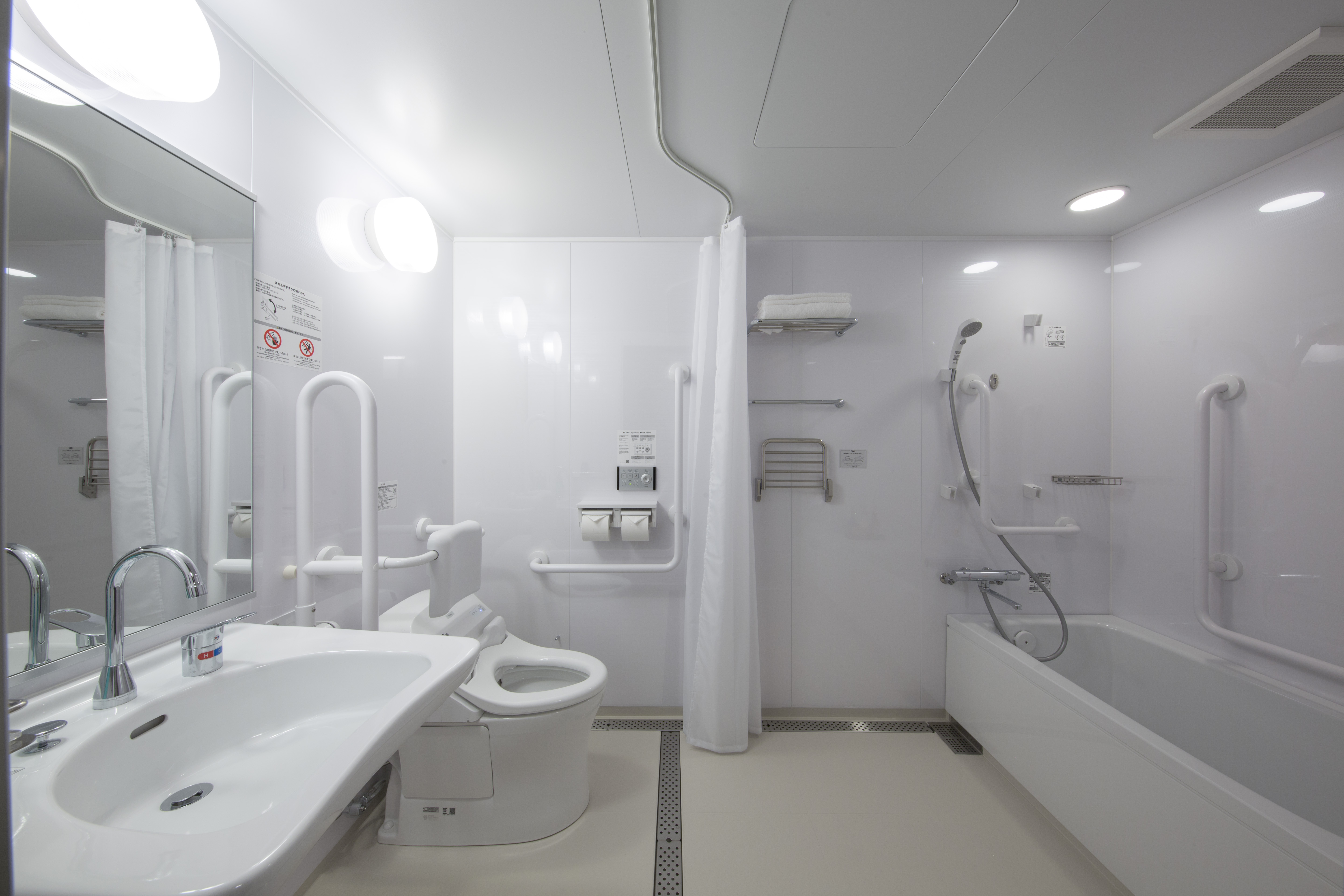 ユニバーサルルーム（バスルーム）