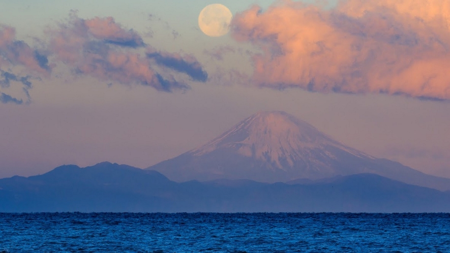 【北条桟橋】人気の釣りスポットである他、富士山の鑑賞ポイントとなっております。（当館より車で約15分