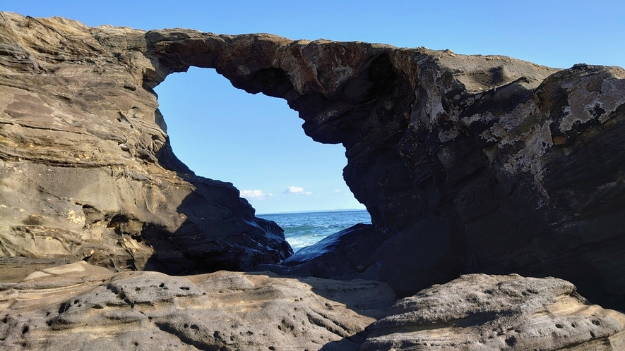 【城ヶ島公園】長い年月をかけ、波で浸食されてできた海蝕洞穴（当館より車約20分）