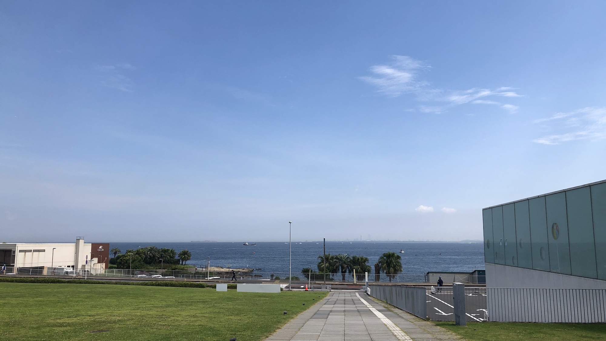 【横須賀美術館】環境全体が美術館をコンセプトに設計された美術館。（当館から車で約25分）