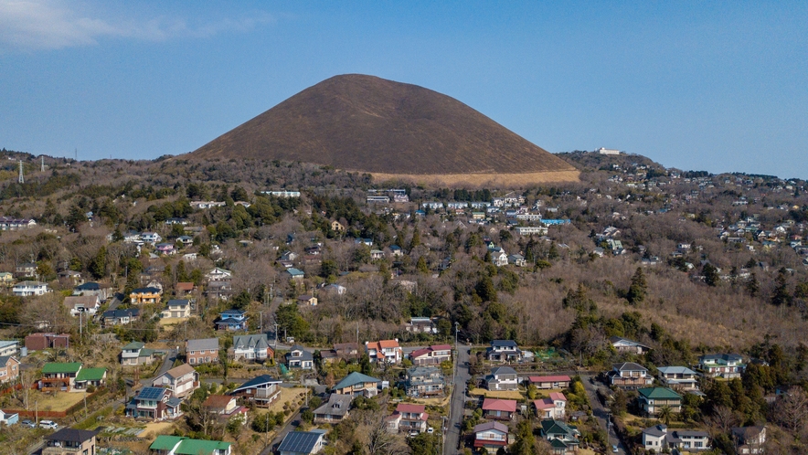 大室山：リフトで頂上へGO！360度の大パノラマ！1周1kmの山頂遊歩道。