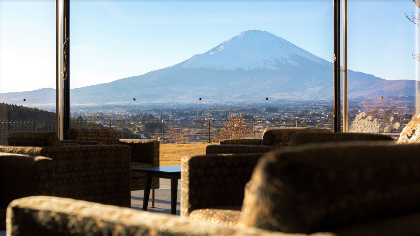 ロビーから見た富士山