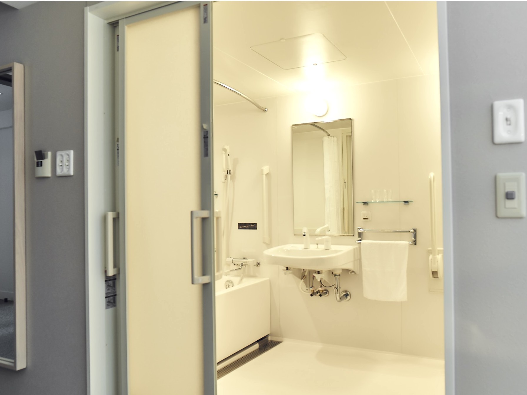 ユニバーサルルームの浴室