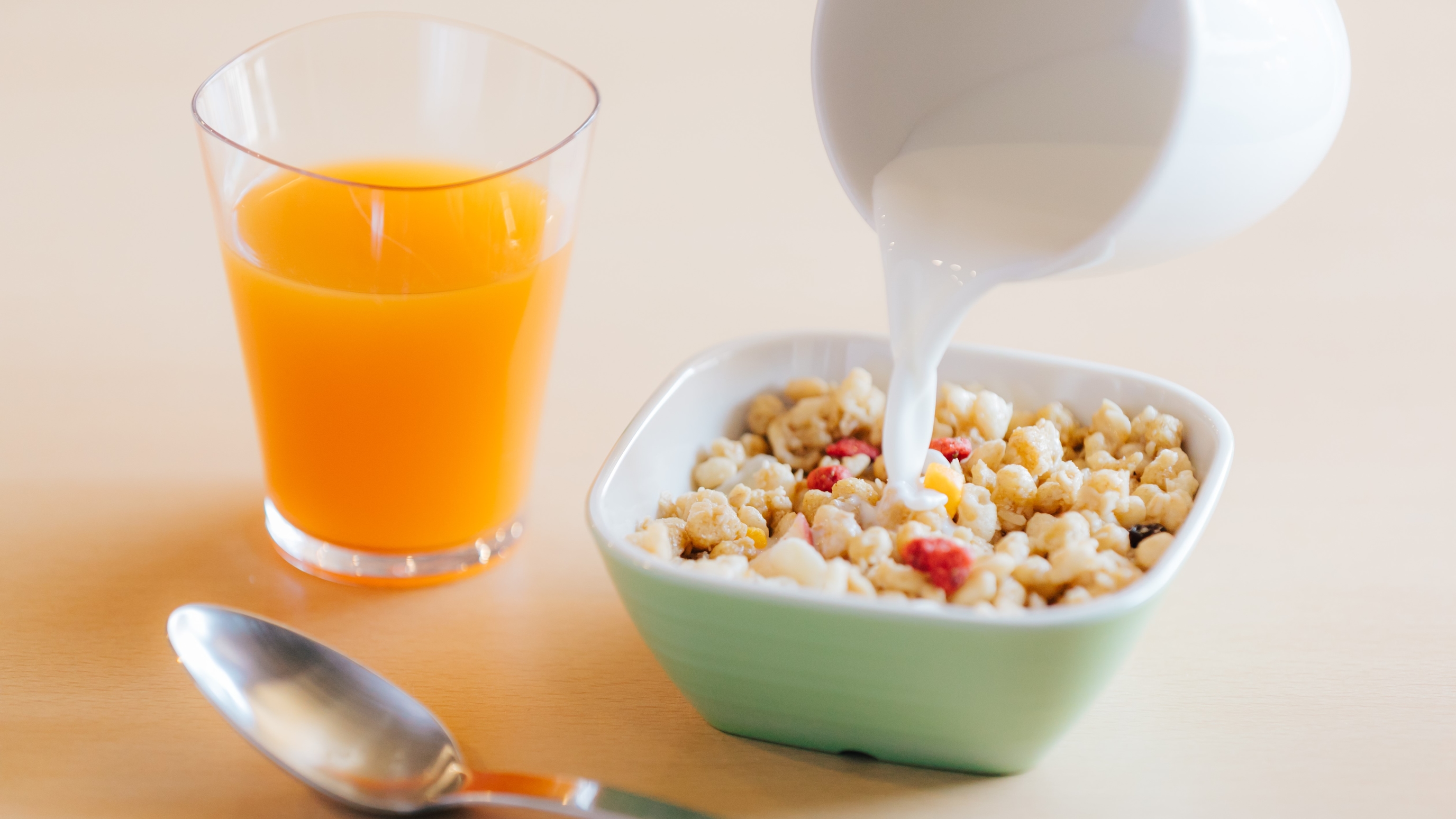 【朝食】ドリンク、グラノーラ