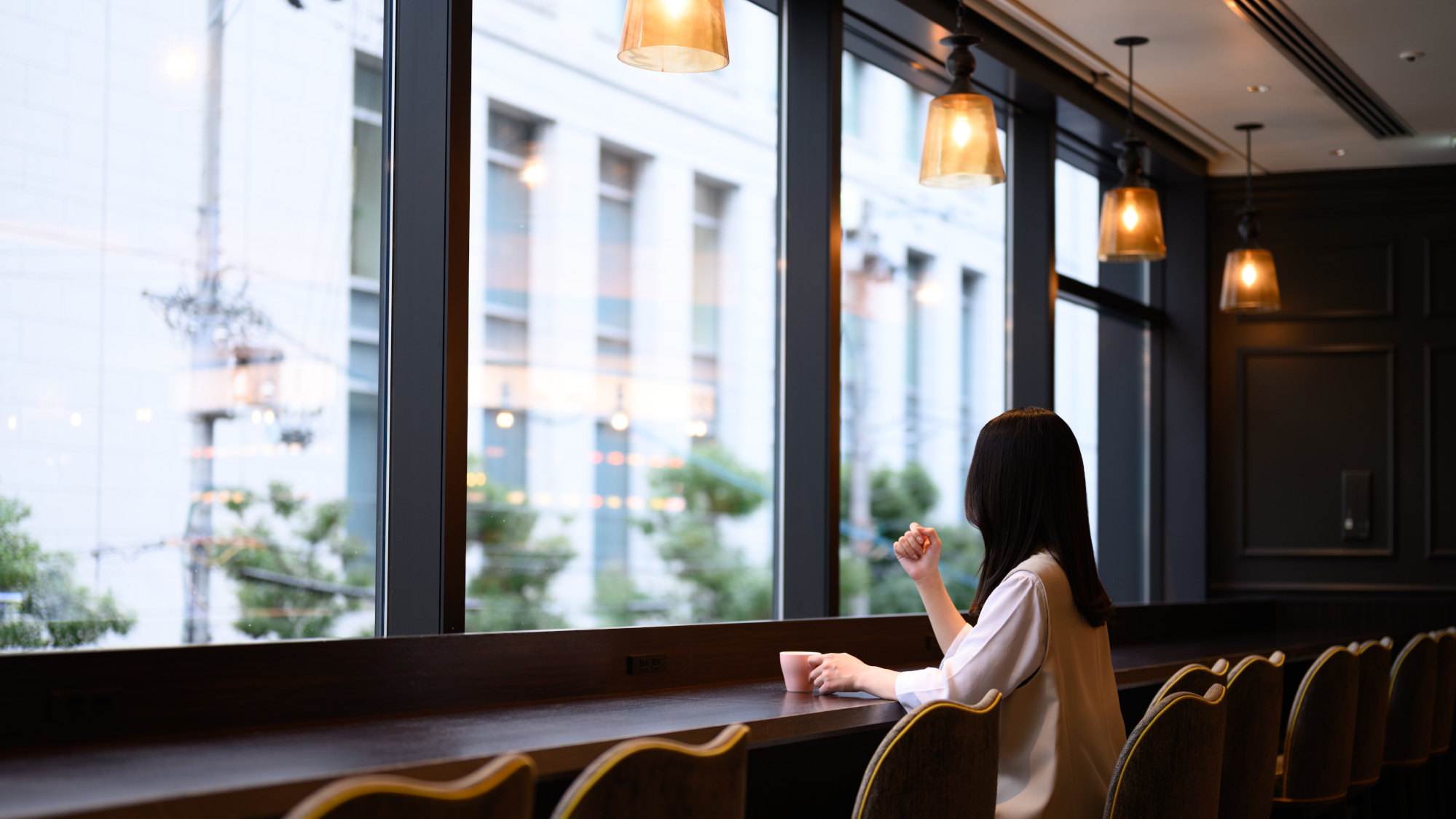 ラウンジにはカウンター席もご用意。無料のコーヒーを片手に読書や動画鑑賞に◎コンセントも設けています。