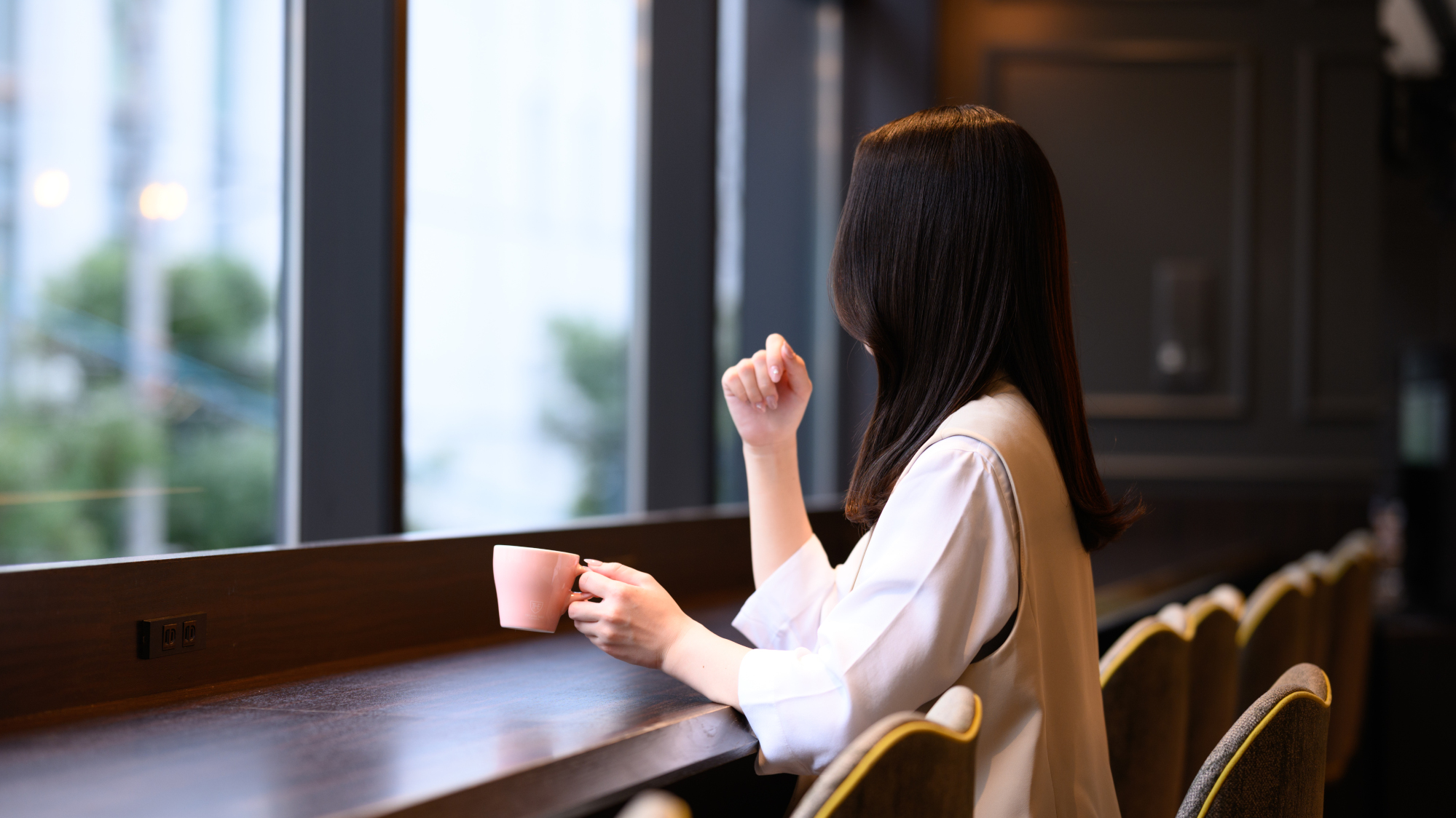 ラウンジにはカウンター席もご用意。無料のコーヒーを片手に読書や動画鑑賞に◎コンセントも設けています。