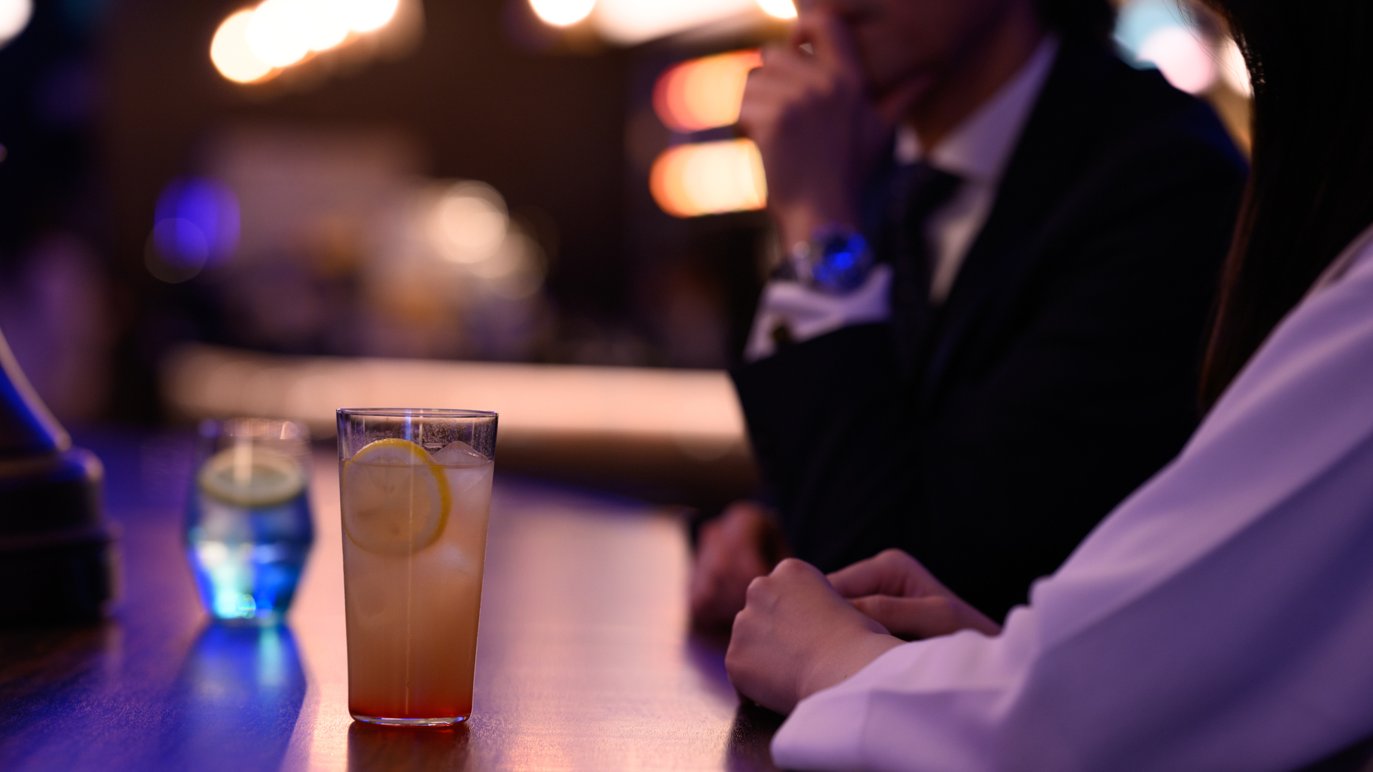 ラウンジは夜24時までオープン。見た目にも爽やかなオリジナルカクテルを片手に、FUNな時間を。
