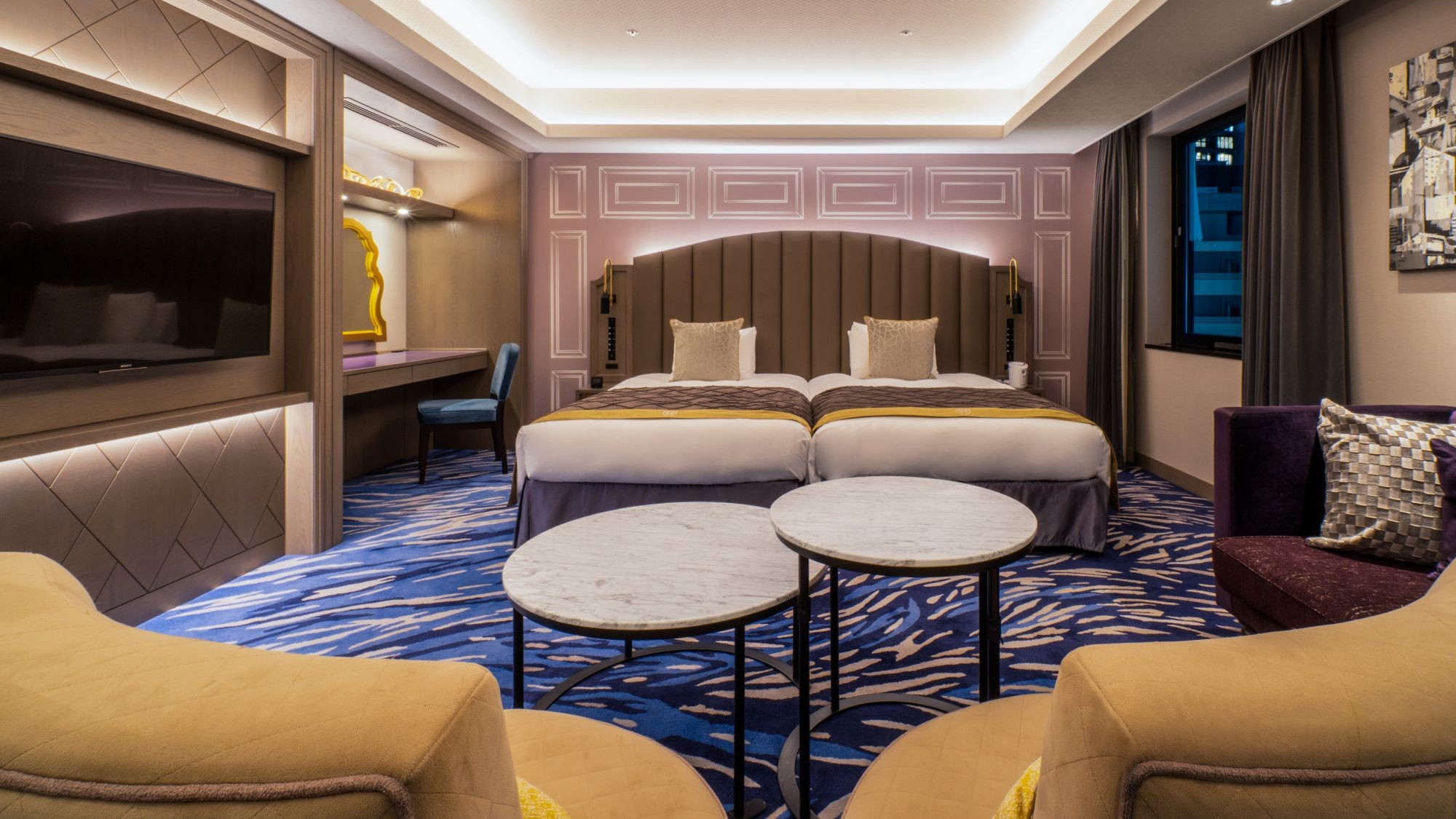 【スイート】45.2㎡。ホテル最上階に位置し、リビングエリアを設けた広々とした客室。