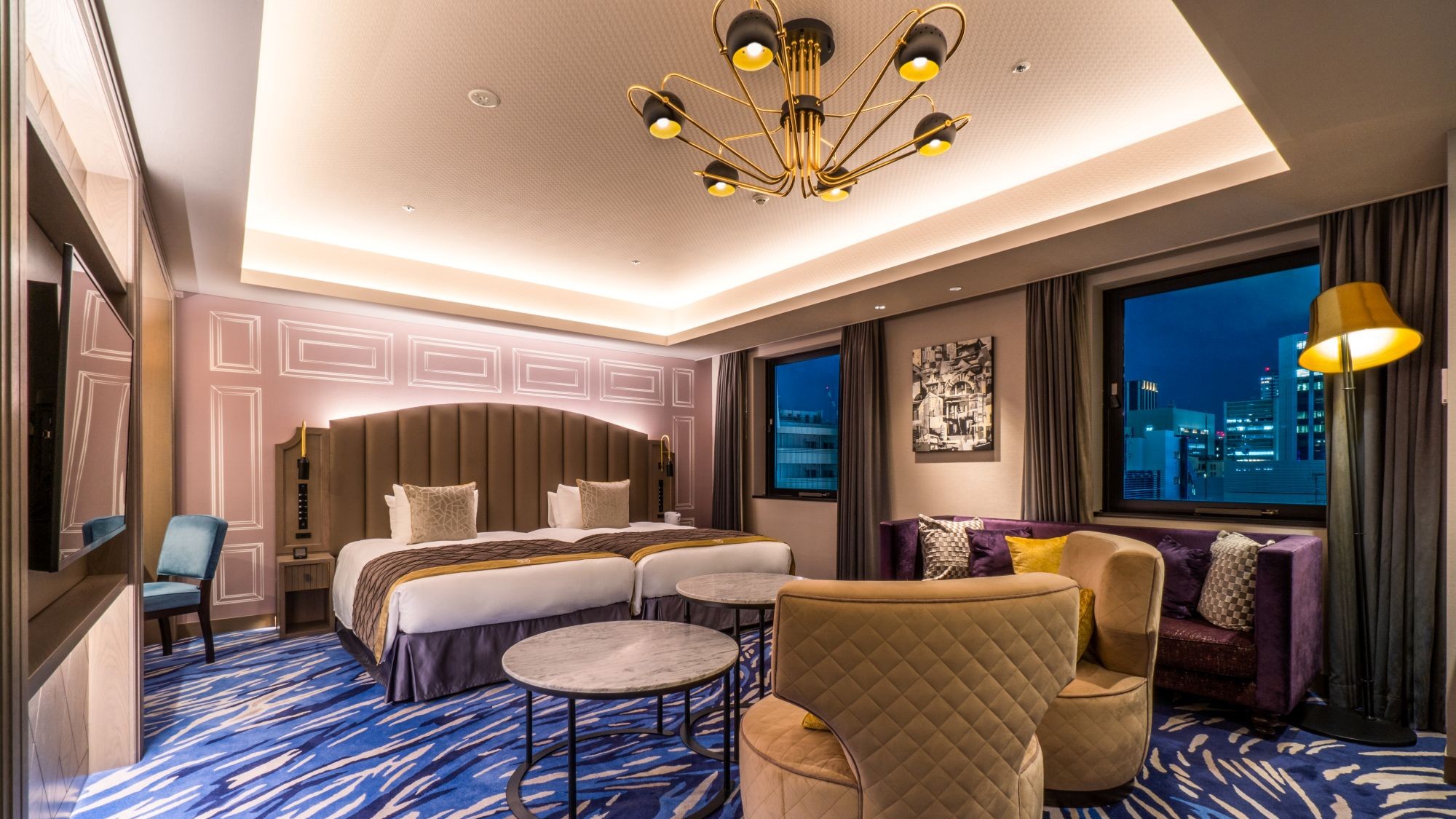 【スイート】45.2㎡。ホテル最上階に位置し、リビングエリアを設けた広々とした客室。