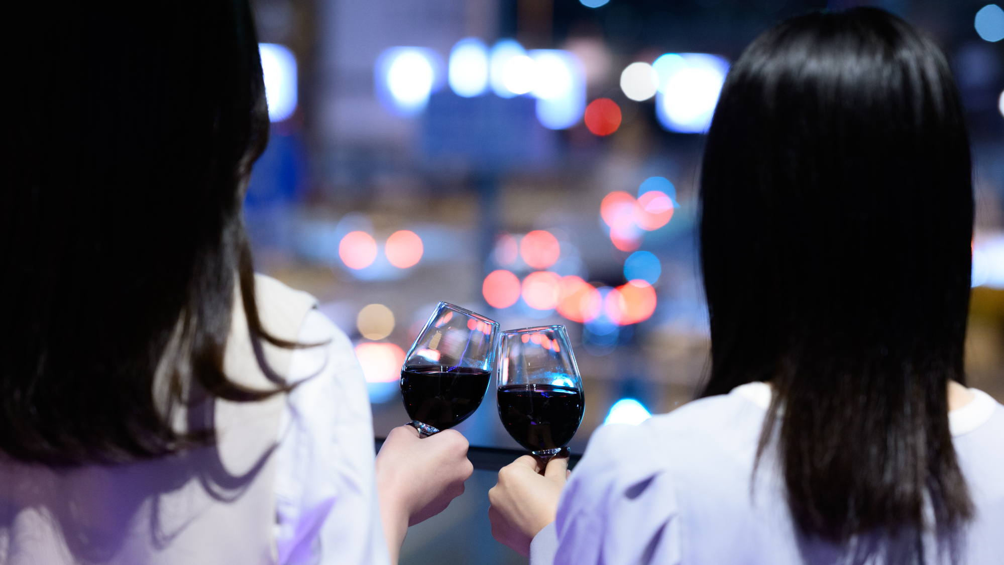 ご宿泊特典としてアルコールの提供も実施しております。暖かい季節はテラス席で過ごすのもおすすめです。