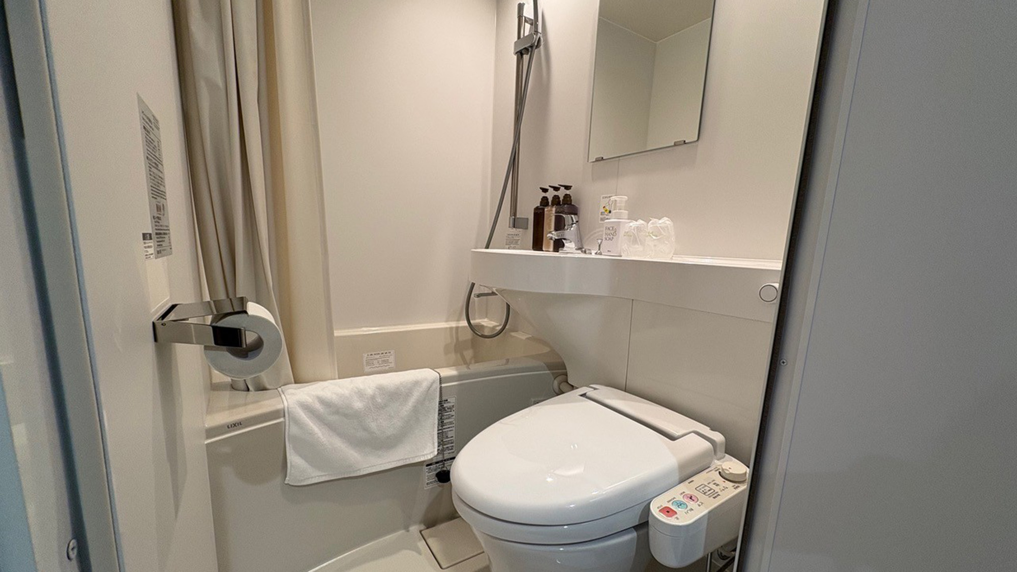 ・【ツインルーム、ダブルルーム一例】シンプルで清潔感のあるユニットバスを備えております