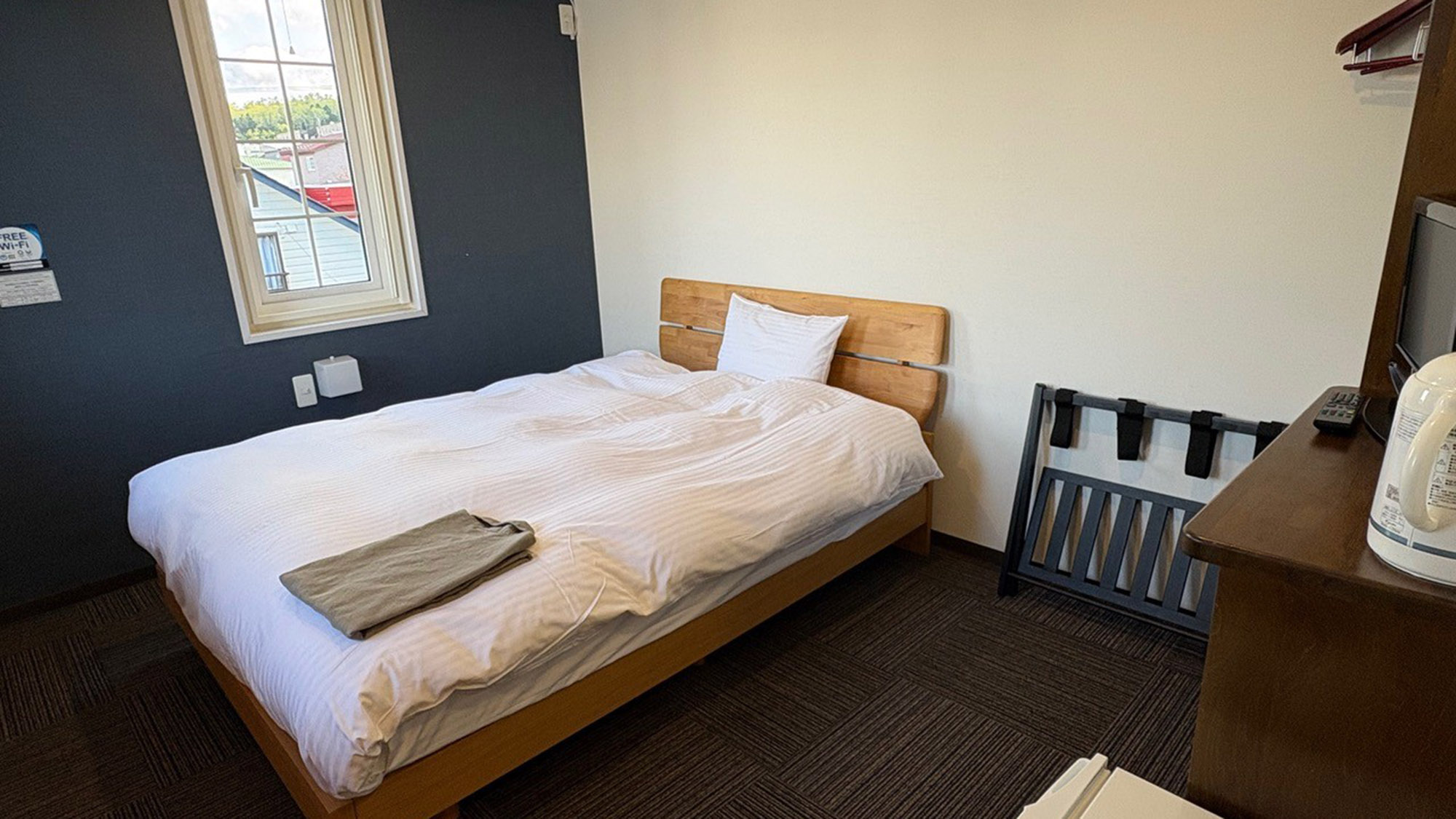 ・【ダブルルーム一例】陽の光が差し込む明るいお部屋です