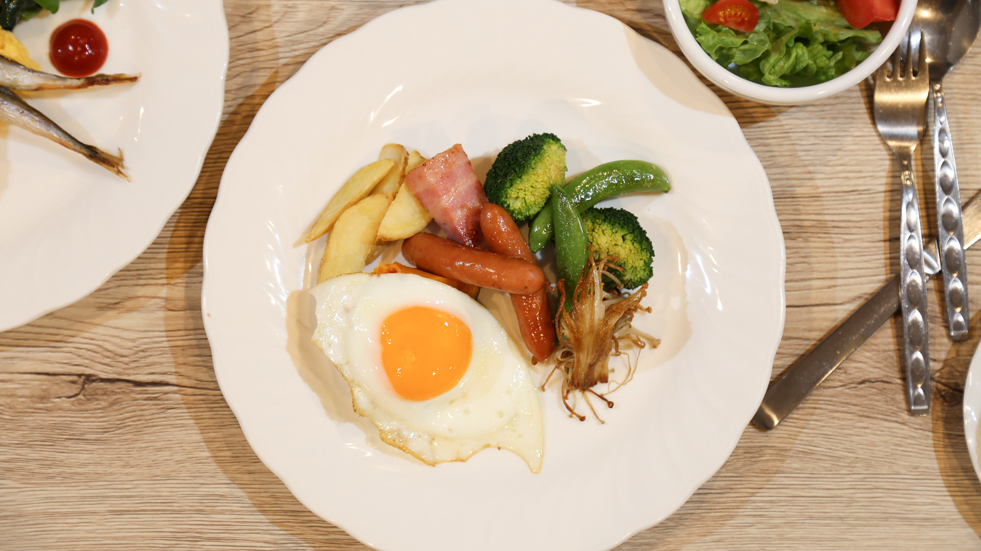 ・【朝食】メイン（ハム・ウィンナー・肉・魚など）＆卵・野菜・フライドポテト）は温かいお食事です