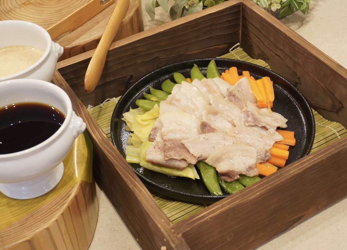 4/1～提供【新ご当地メニュー】◆上州麦豚と季節の蒸し野菜