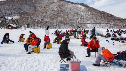 ■赤城山わかさぎ釣り（写真提供：前橋観光協会）