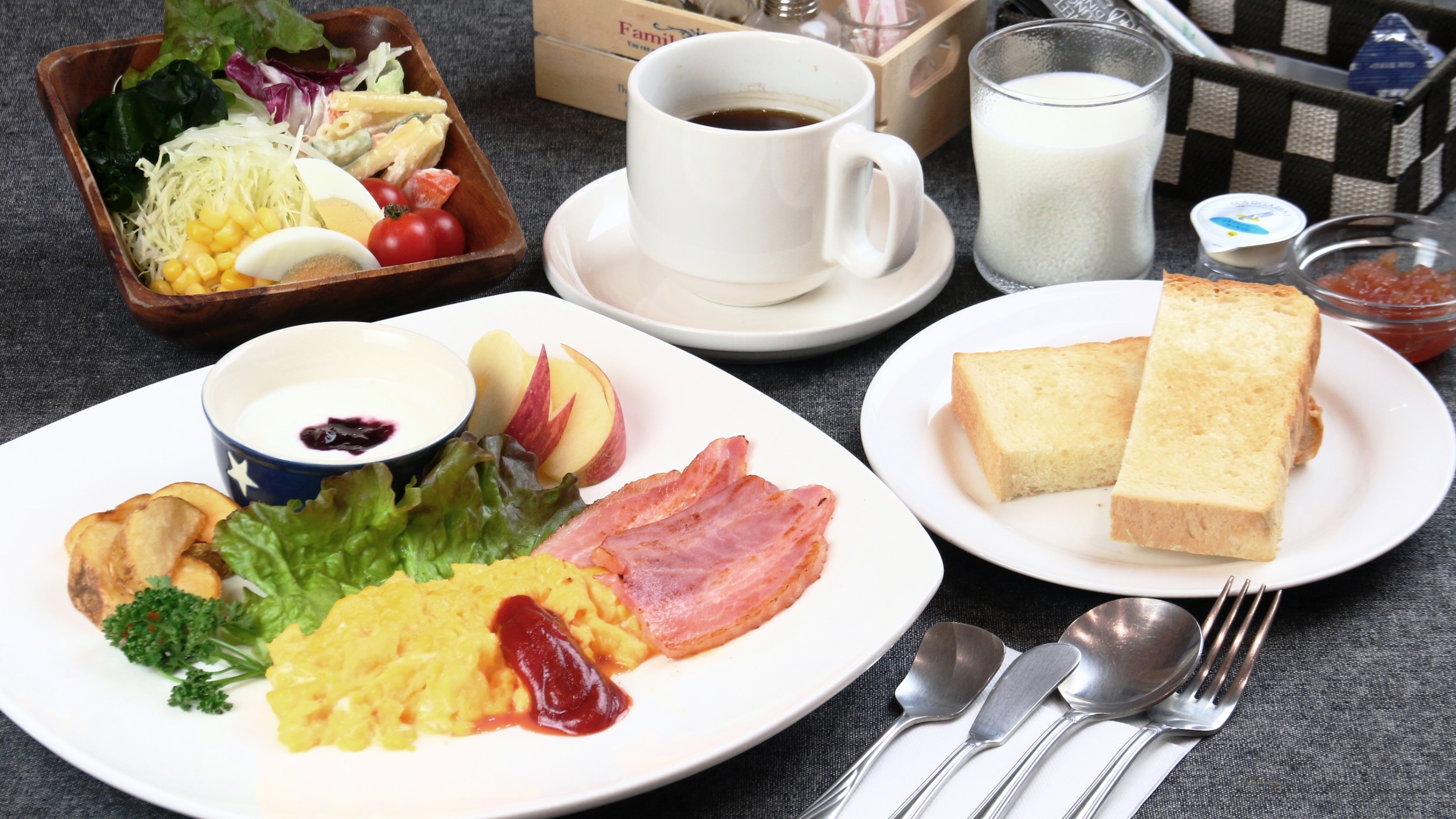 【料理】選べる朝食。大好評の自家製パンとスクランブルエッグセットです。