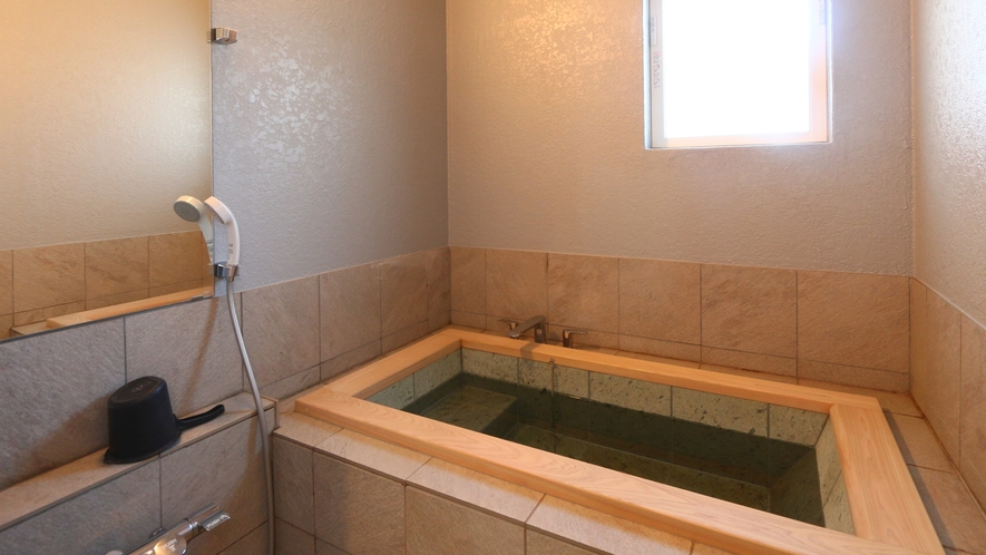 【風呂】岩風呂と樽風呂の2ヶ所。どちらも時間制貸切でご利用いただきます。