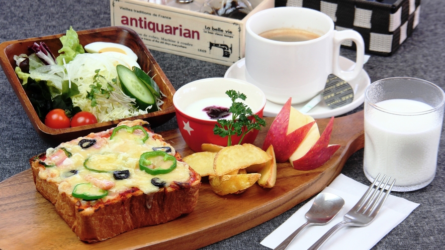 【料理】選べる朝食。大好評の自家製パンを使った厚切りピザトーストセットです。