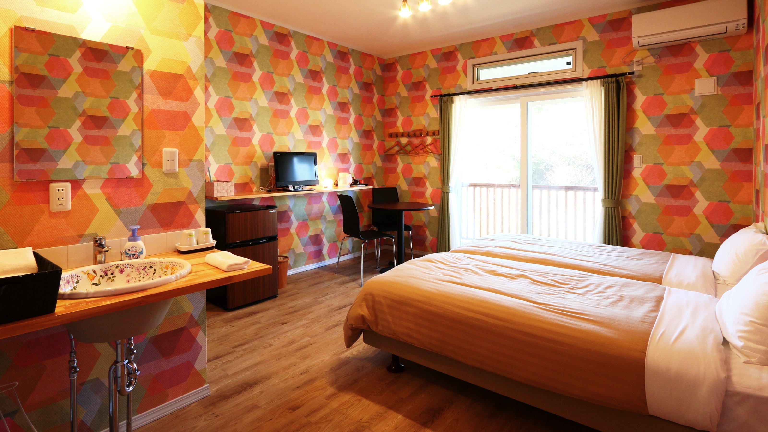 【客室】ツインルーム（B）です。ポップなカラーリングのお部屋です。
