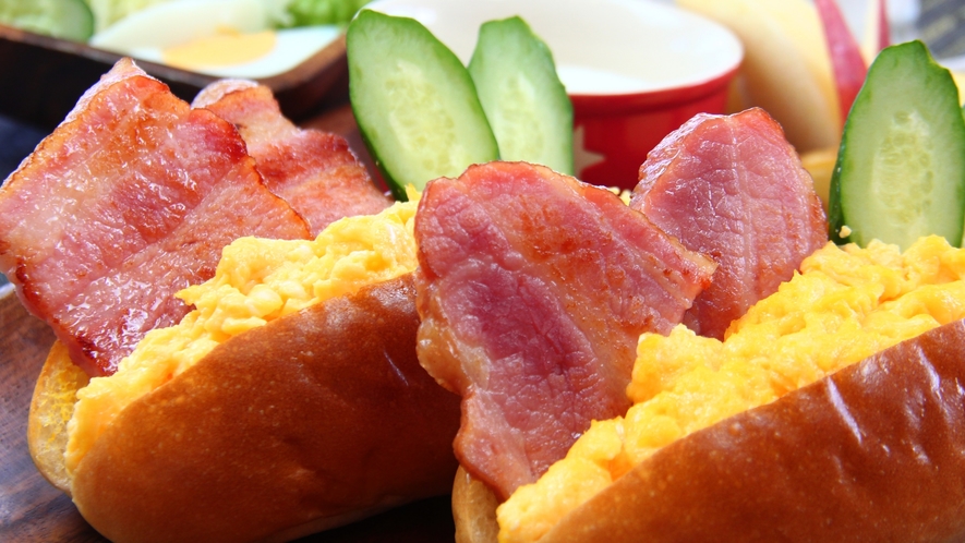 【料理】選べる朝食。ふわふわタマゴと分厚いベーコンのタマゴドッグセット