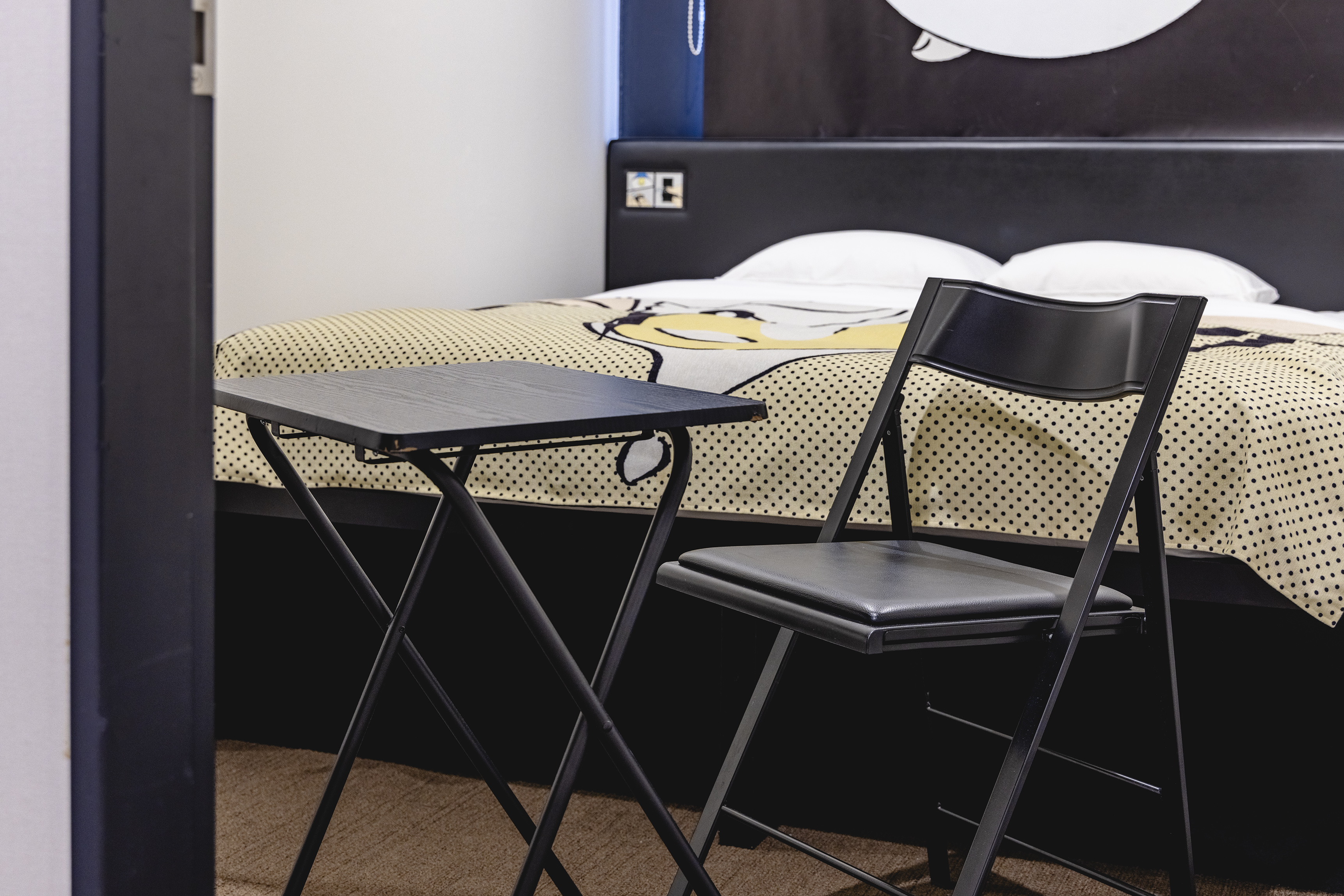 折り畳みの椅子とテーブル