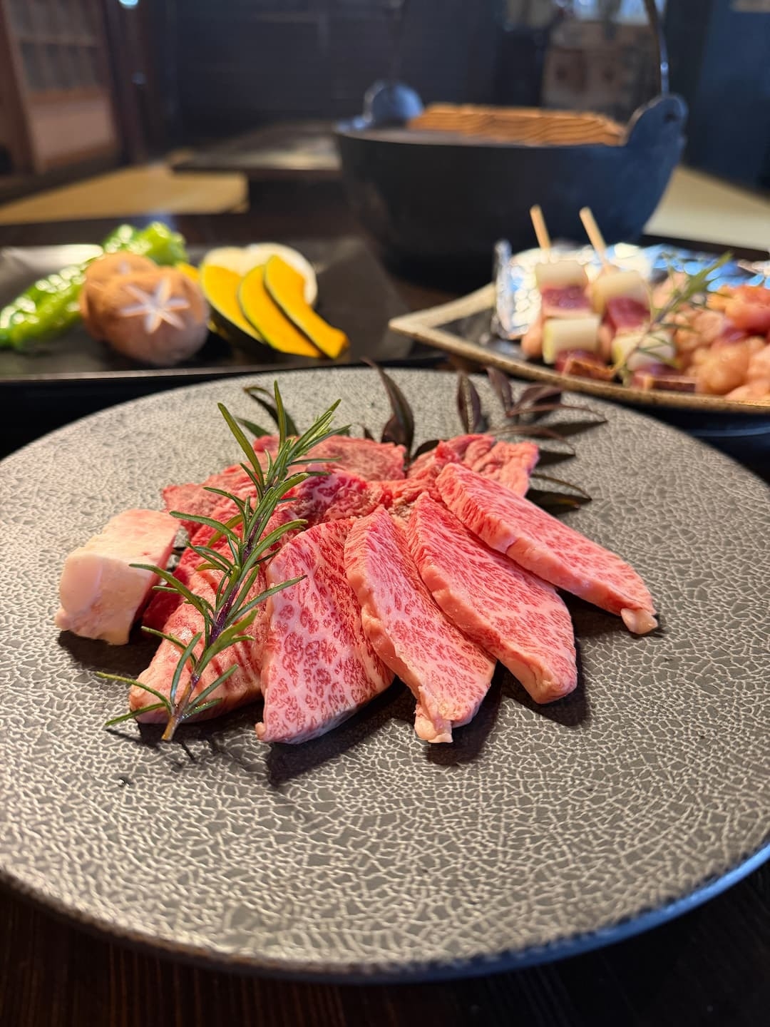 【一棟貸し2食付き】みんなでわいわい！いろりを囲んで炭火焼きのご夕食。朝は栄養満点の和定食をご用意。