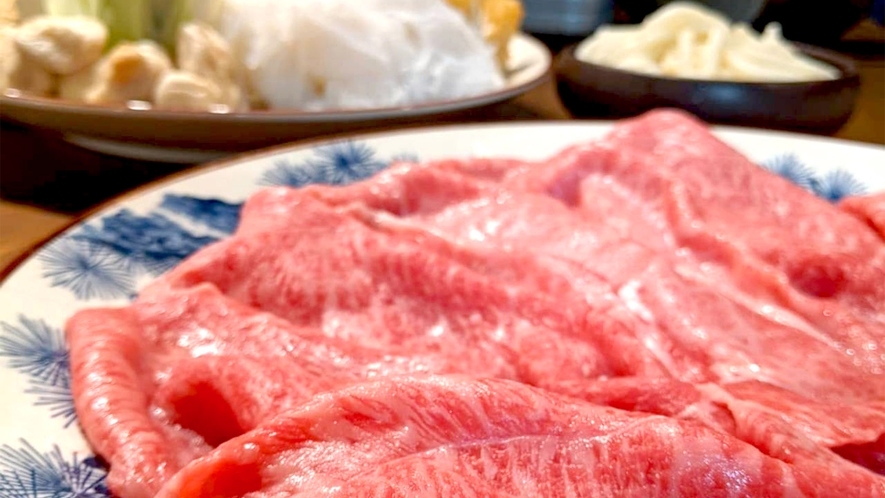 ・＜夕食一例＞脂ののった牛肉を使用した贅沢なすき焼きをご堪能あれ