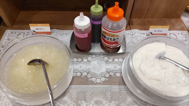 朝食では毎日ヨーグルトが出ます（ソースは日替わり）
