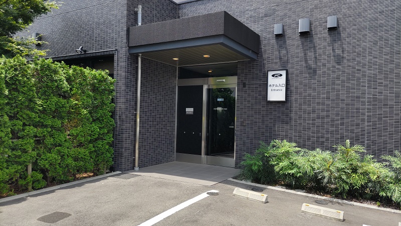 ホテル裏側にも出入口がございます
