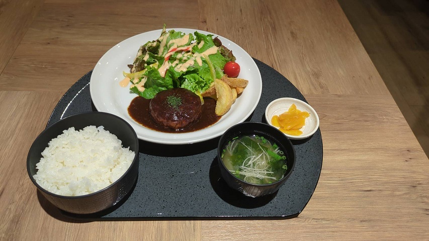 ハンバーグ定食（夕食）