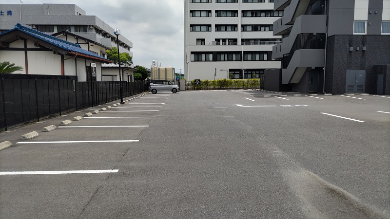 ホテル駐車場　敷地内・敷地外で計144台駐車可能です