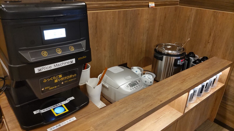 朝食　自動ごはん盛機・おかゆ・みそ汁