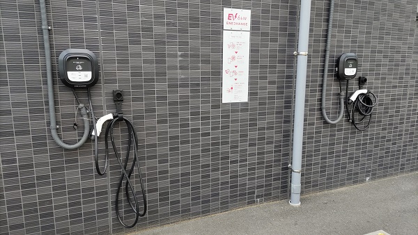 エネチャージ　ホテル裏