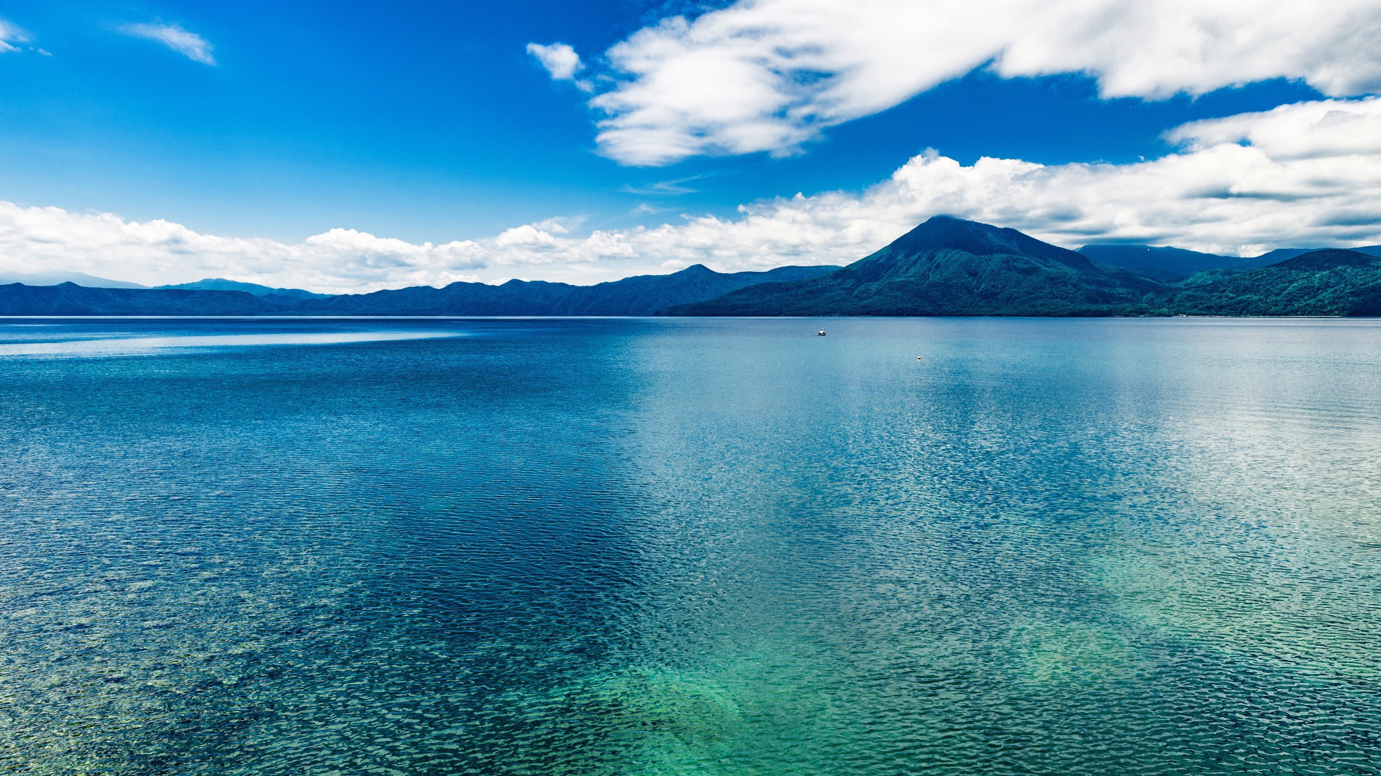 ■雄大な山並みに囲まれ、美しい水を湛えた支笏湖