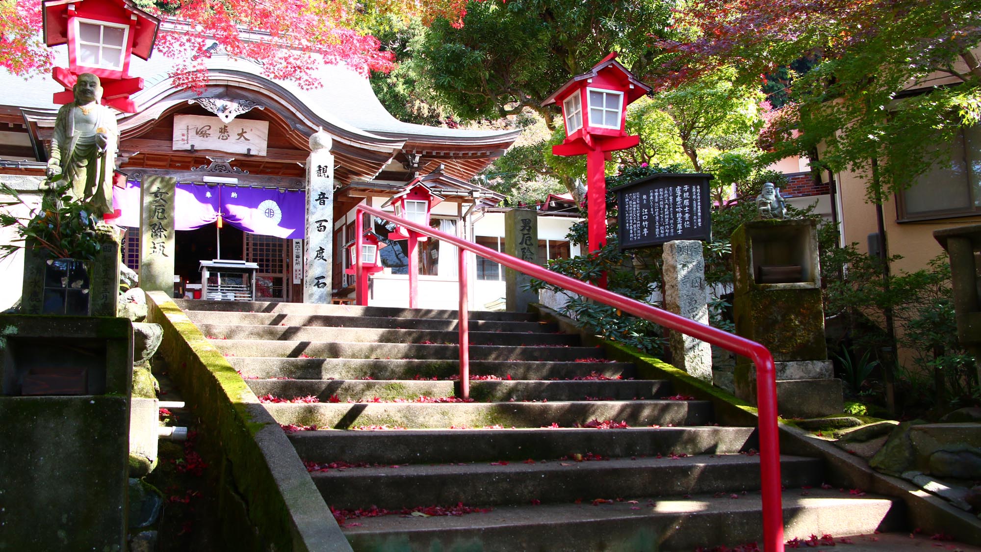 【石段】厄払いの石段の先、境内の真横に大日屋旅館はございます。