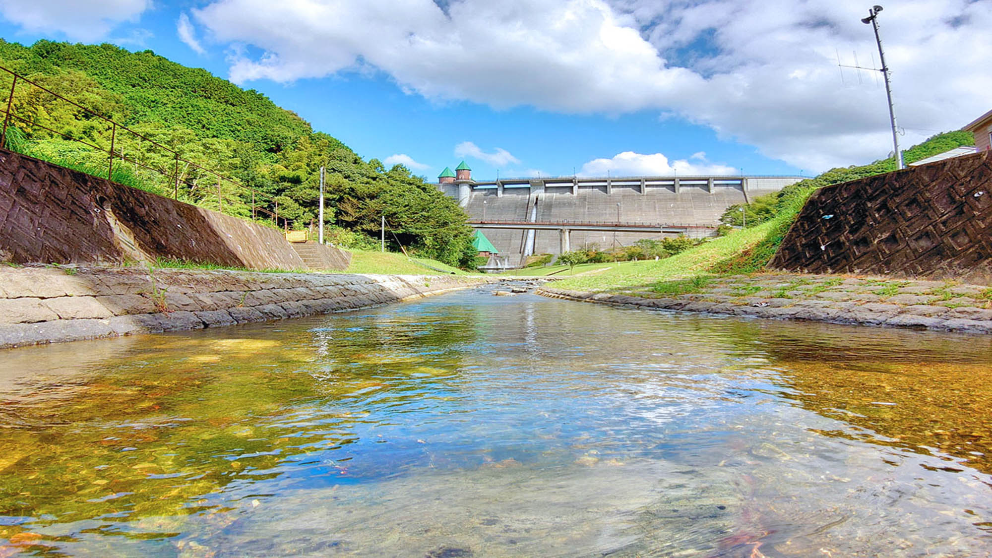 【鳴淵ダム下流河川公園】当館のすぐ目の前！小川の流れる公園です