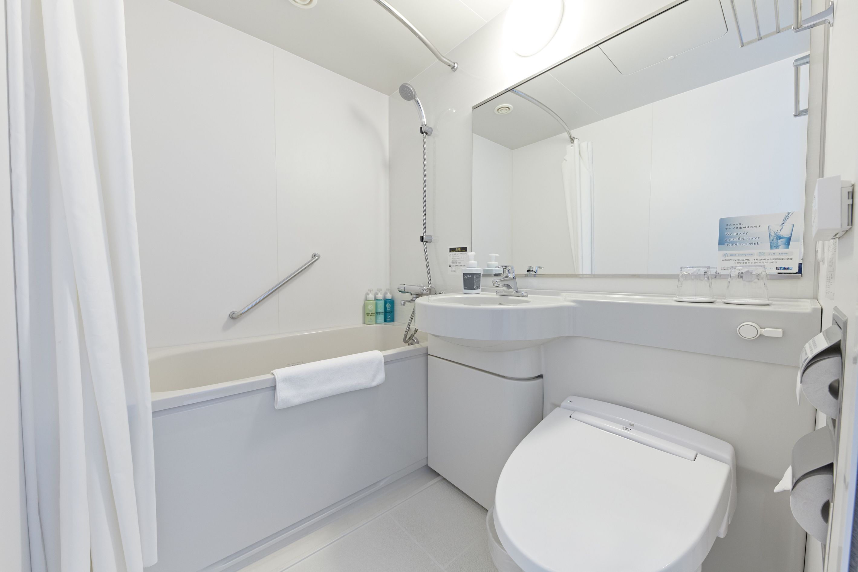 ・【ツイン・バスルーム】深めのバスタブで手足を伸ばしてゆっくりとご入浴いただけます