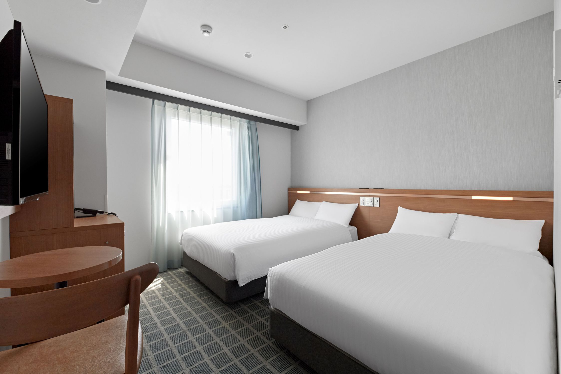 ・【ツイン】シモンズ社製シングルベッド(120cm)を2台設置。ふかふかの枕でぐっすりお休みください