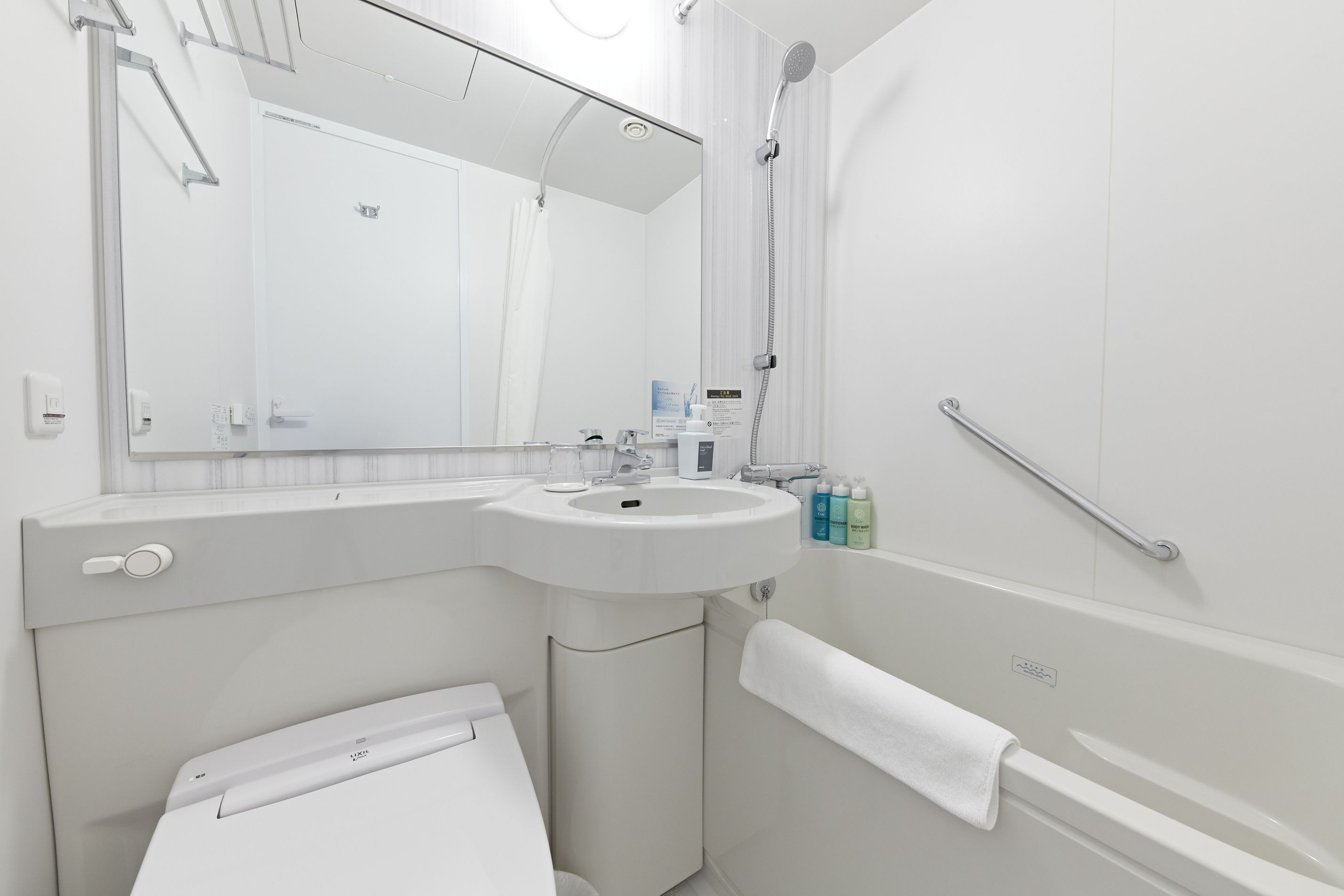 ・【バスルーム】清潔感のある浴室。ピカピカに磨かれた大きな鏡で身だしなみもしやすいです