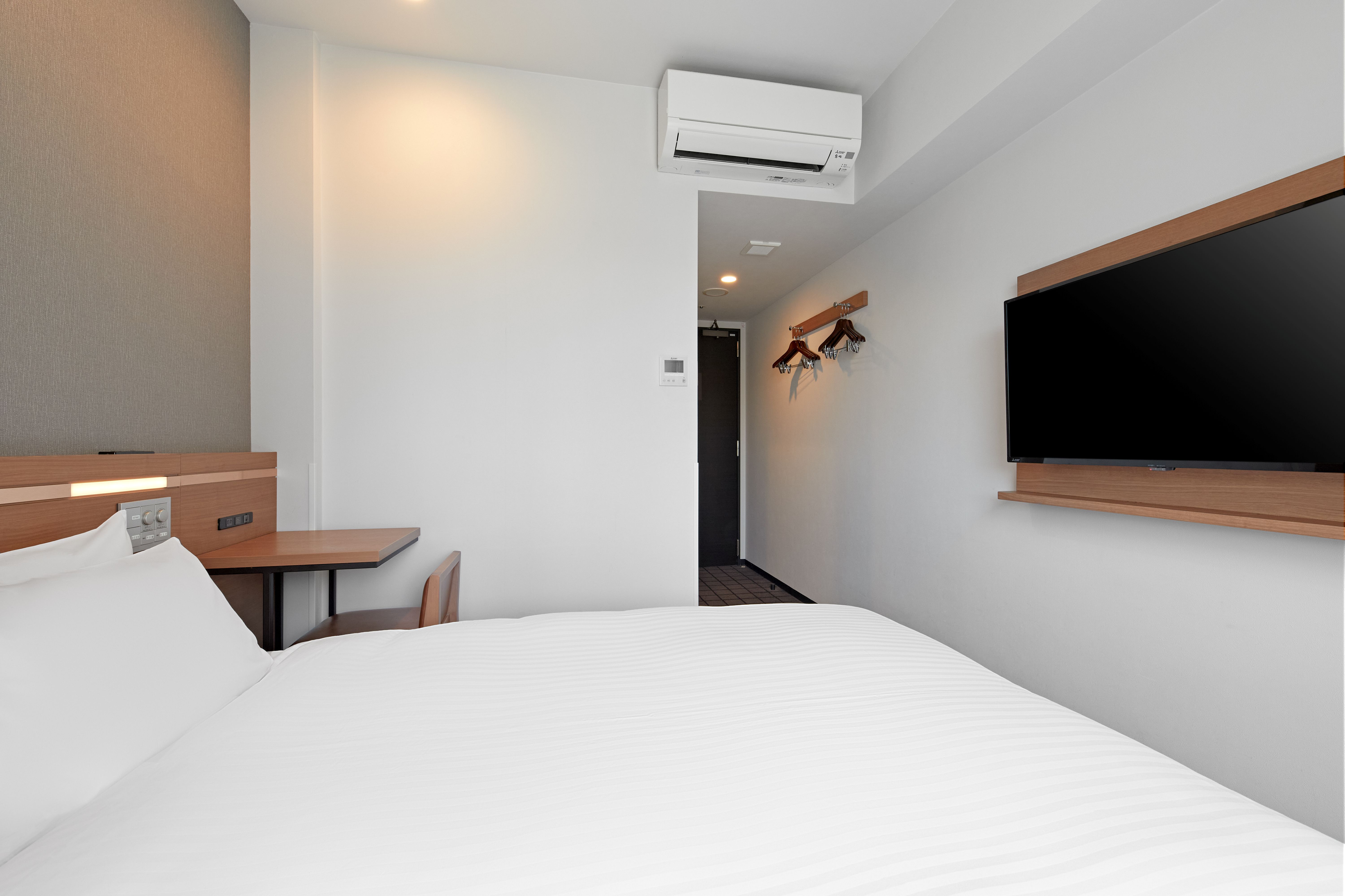 ・【ダブル】液晶テレビを設置。2名様はもちろん、1名様でもゆっくりとおくつろぎいただけます