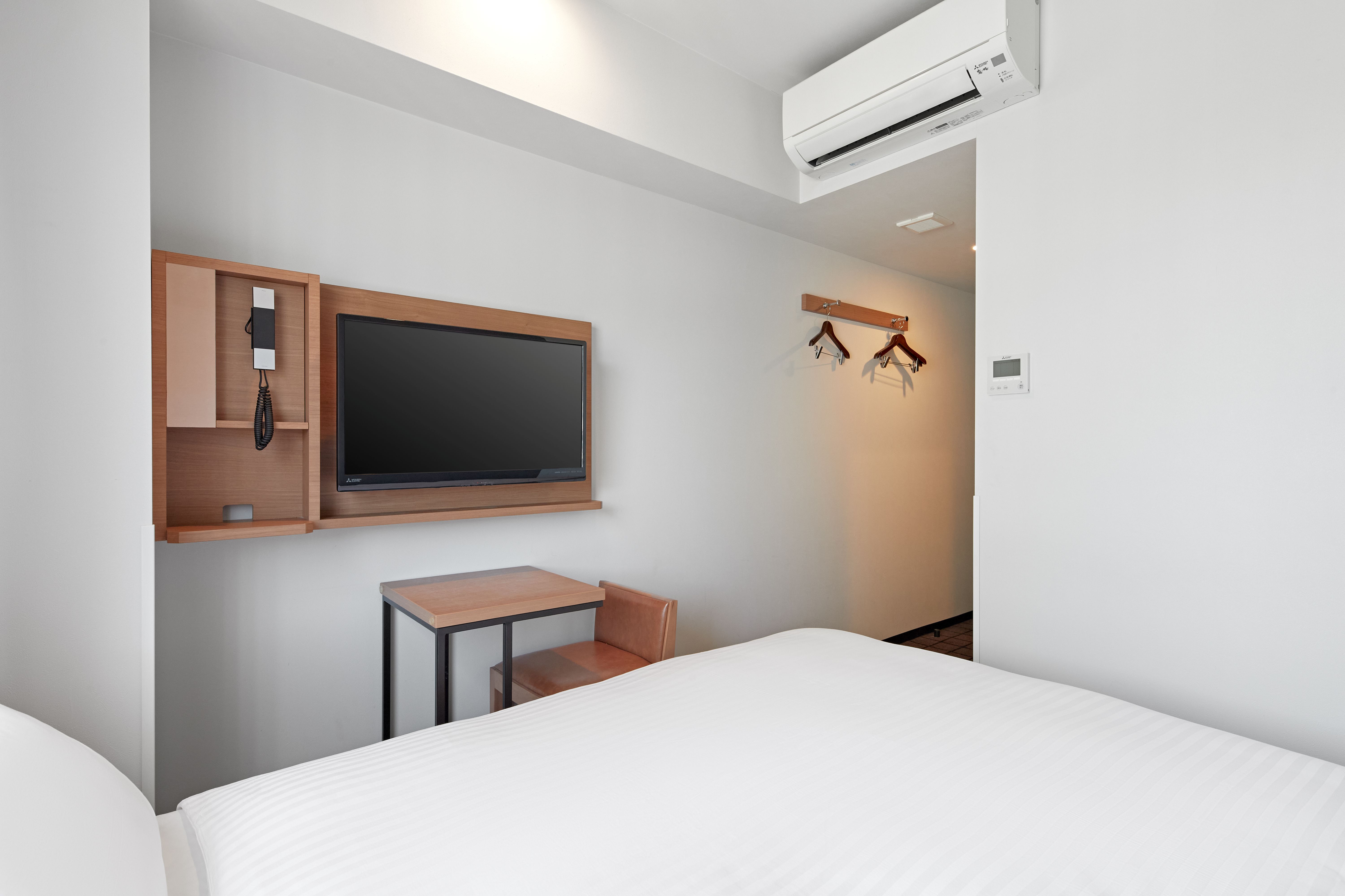 ・【スーペリアシングル】シモンズ社製ダブルベッド(幅140cm)を設置。横になりながらテレビ鑑賞も！