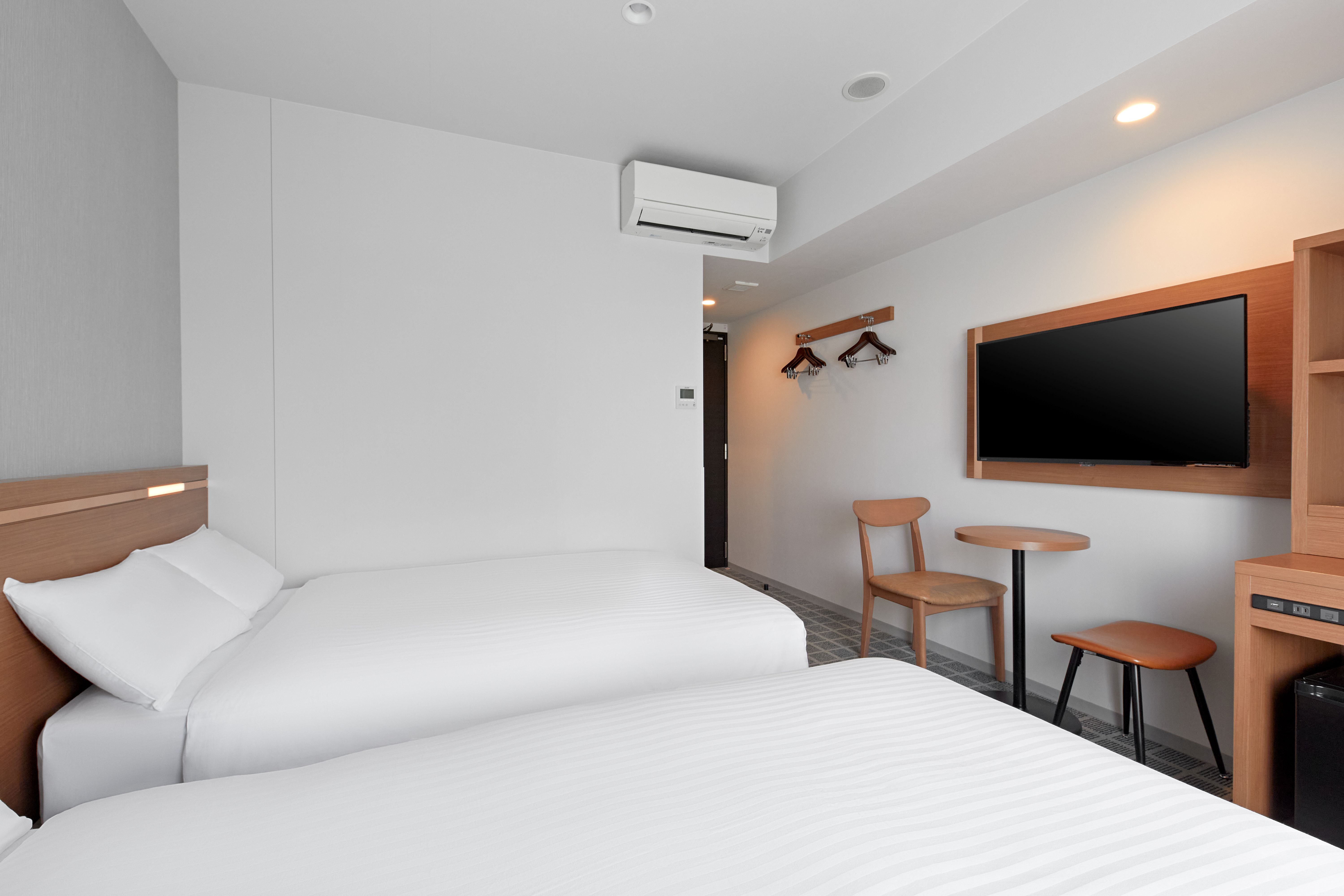 ・【ツイン】中身が空の冷蔵庫も完備しているので冷たいお飲み物を冷やしておくこともできます