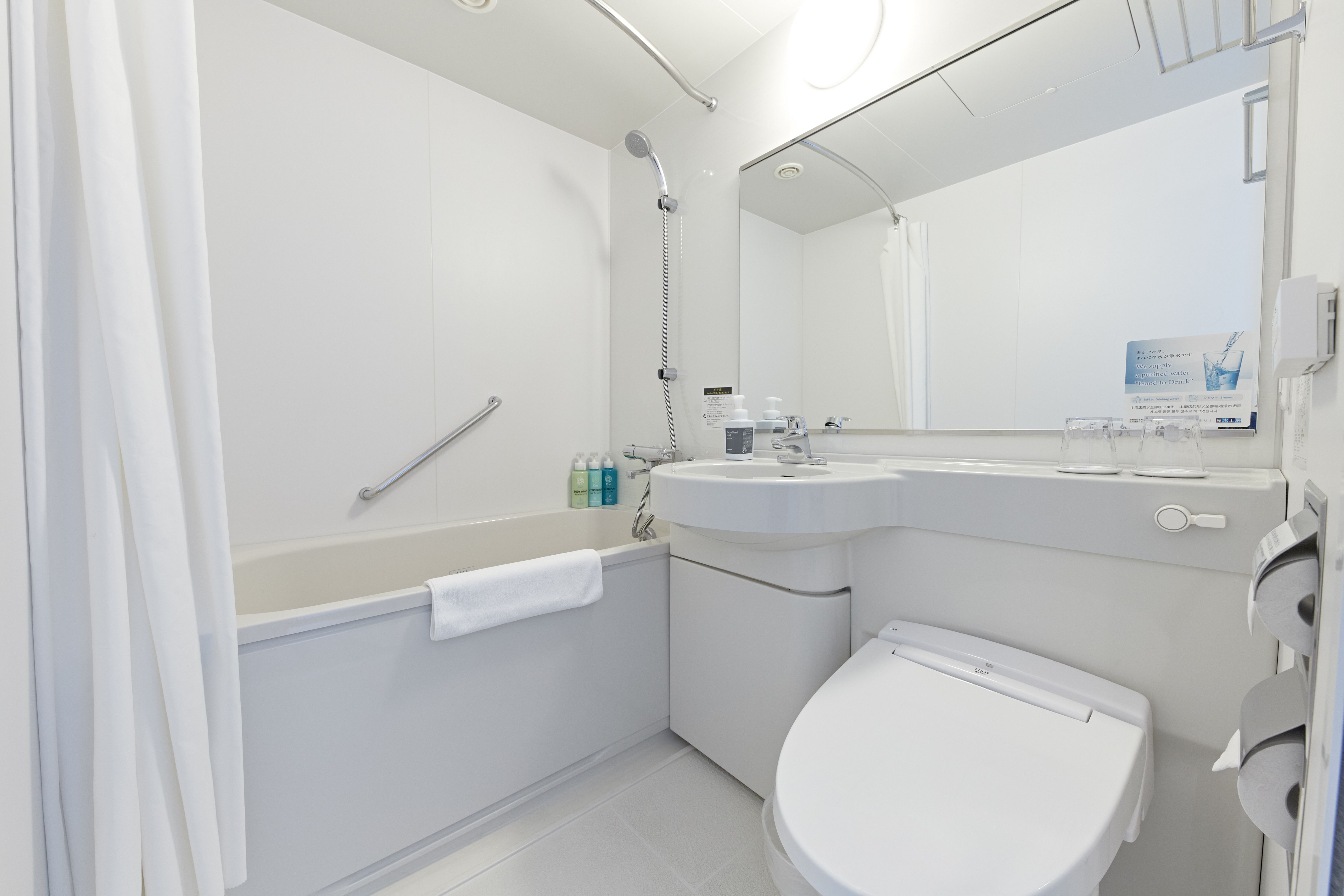 ・【ツイン・バスルーム】深めのバスタブで手足を伸ばしてゆっくりとご入浴いただけます