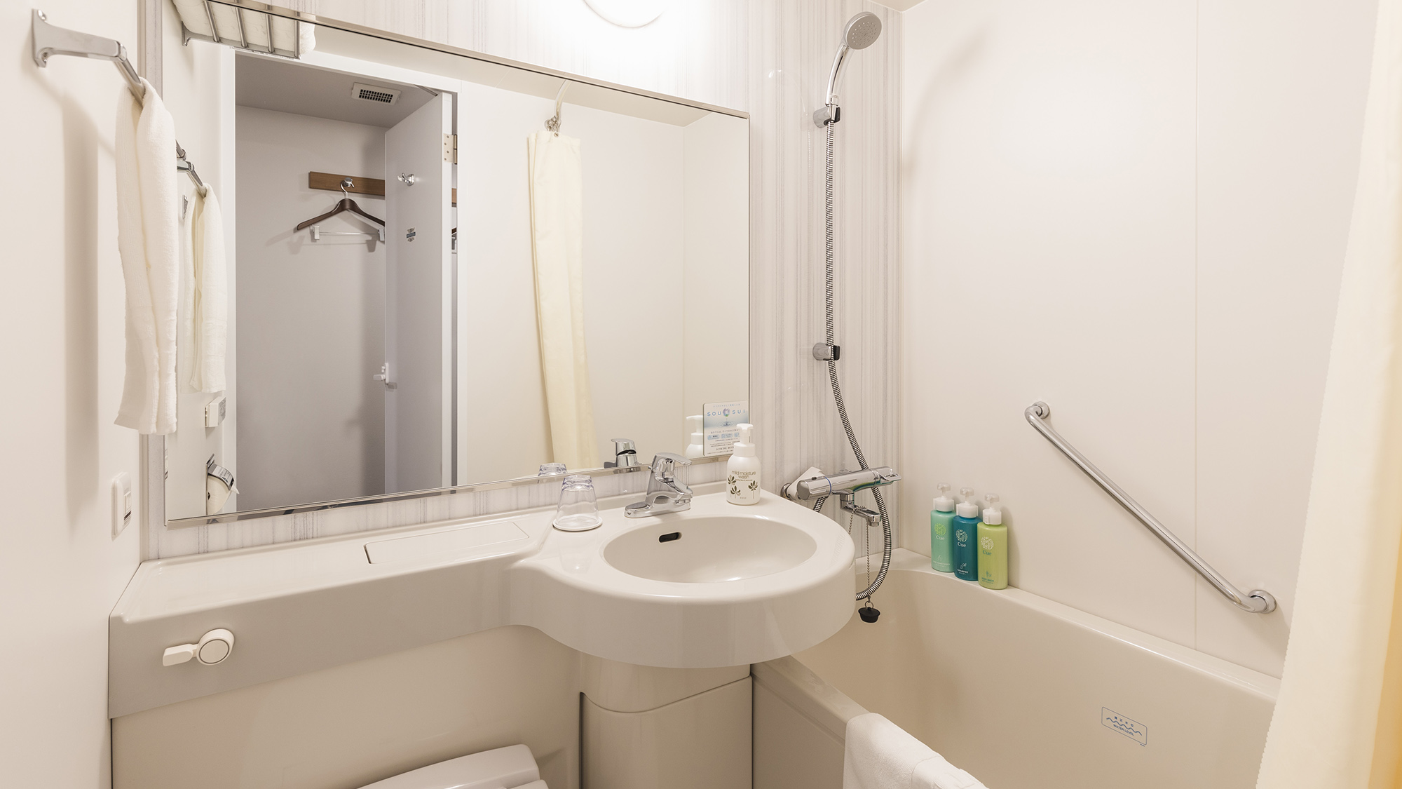 ・【シングル・バスルーム】清潔感のある浴室。ピカピカに磨かれた大きな鏡で身だしなみもしやすいです