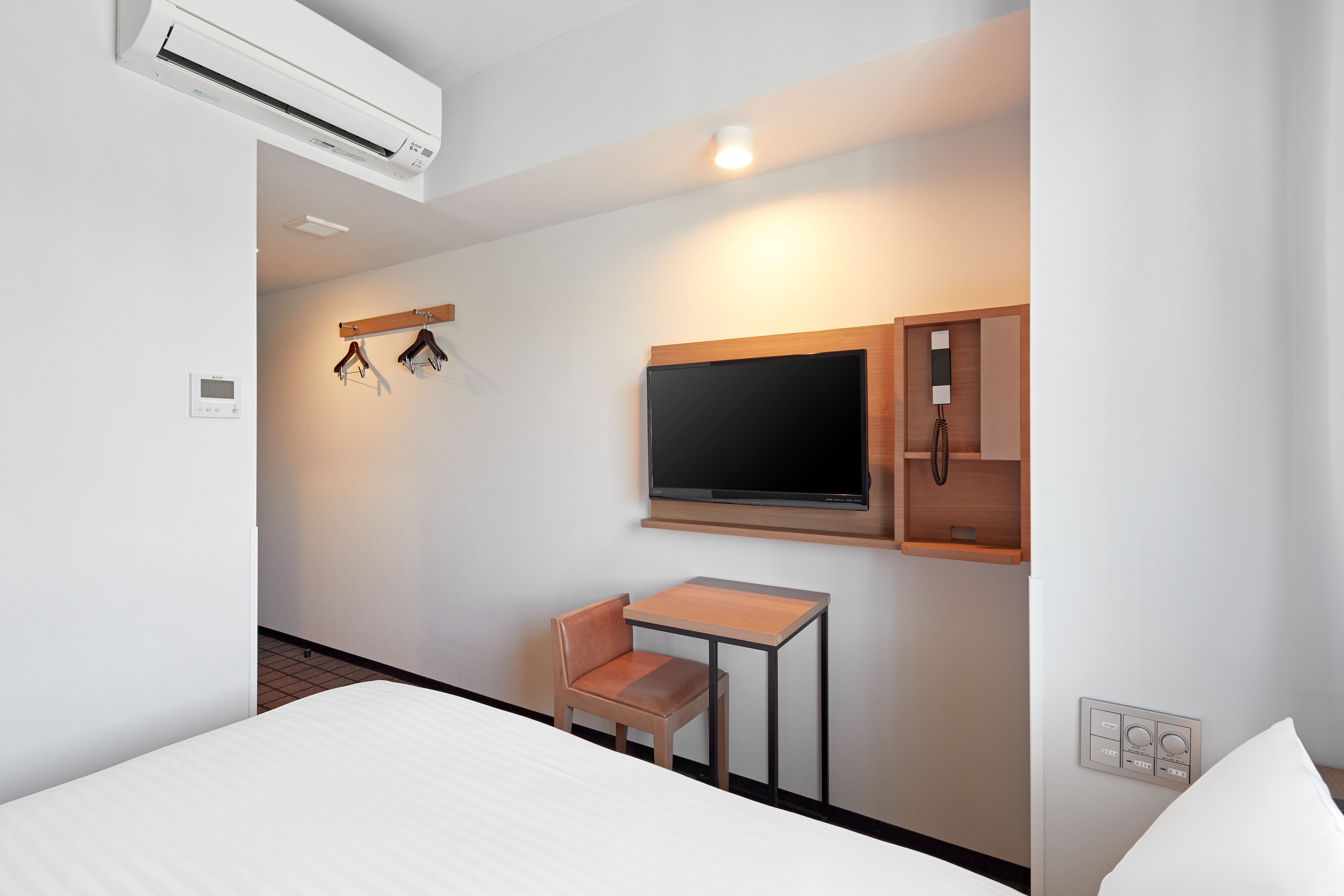 ・【シングル】シモンズ社製セミダブルベッド(幅120cm)を設置。1名様でも広々とご利用いただけます