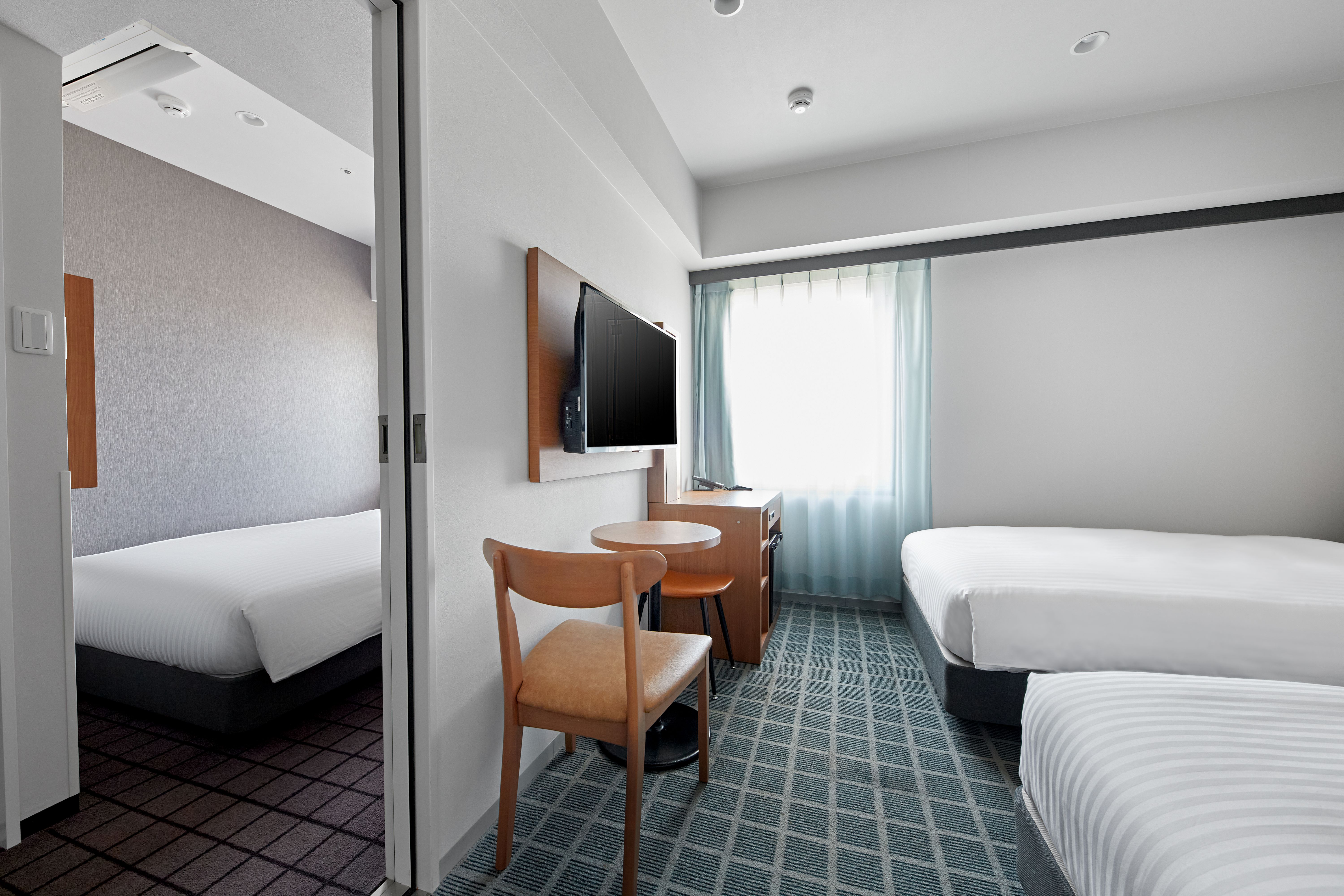 ・【コネクティングルーム】客室内を行き来できるシングルとツインルーム。3名様までご利用可能です