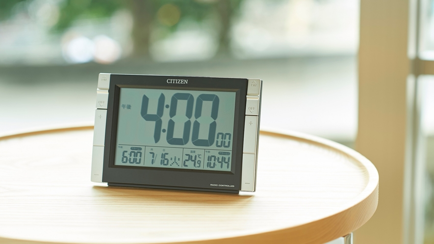 客室備品：デジタル時計（目覚まし機能付き）
