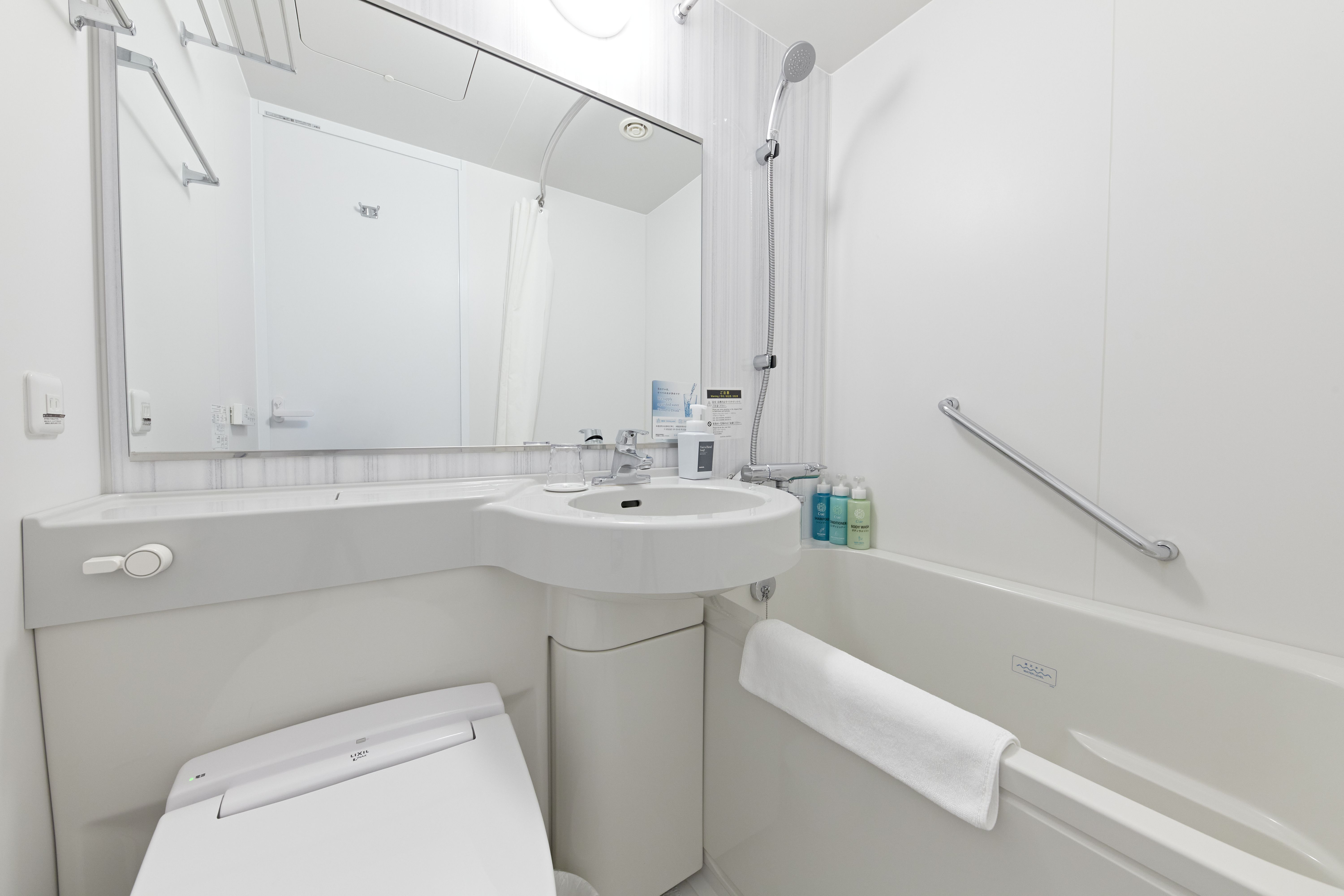 ・【バスルーム】清潔感のある浴室。ピカピカに磨かれた大きな鏡で身だしなみもしやすいです